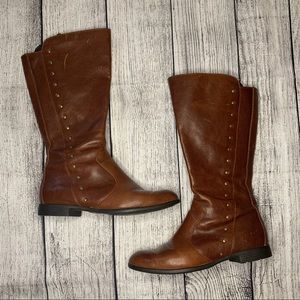 Born Amila tan boots